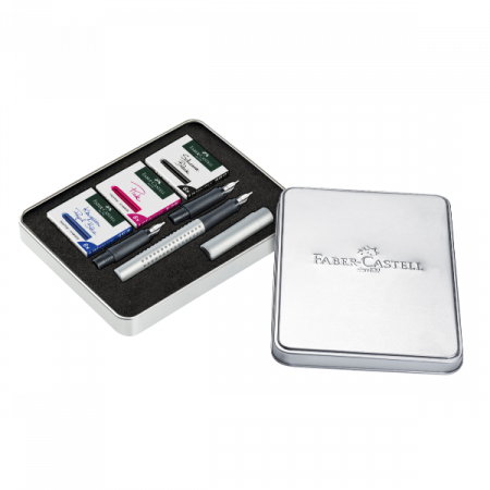 1 stilografica Grip silver 3 pennini calligrafici 1 1 - 1 4 - 1 8 mm + 3 astucci di cartucce blu e rosa (cancellabili) nero (permanente)