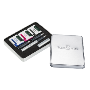 1 stilografica Grip silver 3 pennini calligrafici 1 1 - 1 4 - 1 8 mm + 3 astucci di cartucce blu e rosa (cancellabili) nero (permanente)